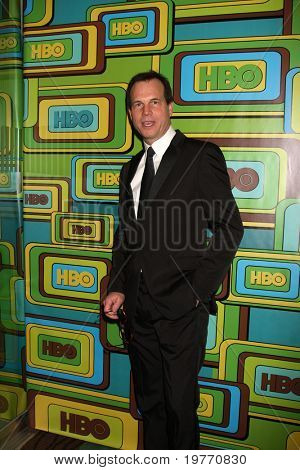 BEVERLY HILLS - JAN 16: Bill Paxton arriva alla HBO Golden Globe Party 2011 a Circa 55 all'essere
