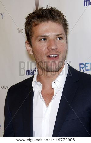 BEVERLY HILLS - 16 de JAN: Ryan Philippe chega a 2011 G na The Weinstein Company e Relativity Media