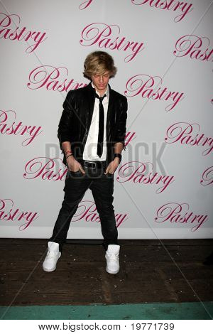 SANTA MONICA, CA - JAN 19: Cody Simpson arriva alla 14a festa di compleanno di Cody Simpson a Pacific Pa