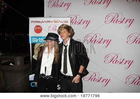 SANTA MONICA, CA - JAN 19: Ali Simpson, Cody Simpson przybywa w Cody Simpson 14 urodziny w