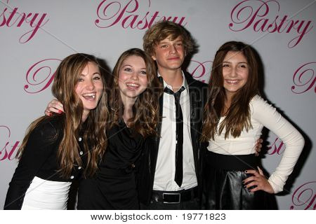 SANTA MONICA, CA - JAN 19: Rachel Fox, Sammi Hanratty, Cody Simpson, Jennessa Rose ankommer på Cody S