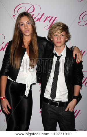 SANTA MONICA, CA - JAN 19: Jazmin Feldman, Cody Simpson arriva alla XIV parte compleanno di Cody Simpson