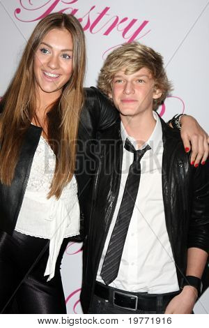SANTA MONICA, CA - JAN 19: Jazmin Feldman, Cody Simpson arriva alla XIV Par compleanno di Cody Simpson