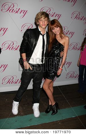 SANTA MONICA, CA - JAN 19: Cody Simpson, Bella Thorne arriva alla 14a festa di compleanno di Cody Simpson