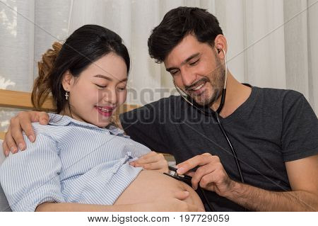 Men listen to pregnant women with a happy home mood.