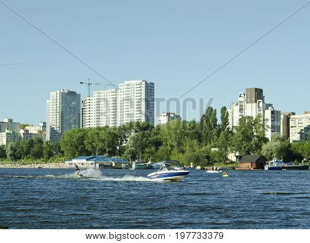 A man is skiing in the summer in the city