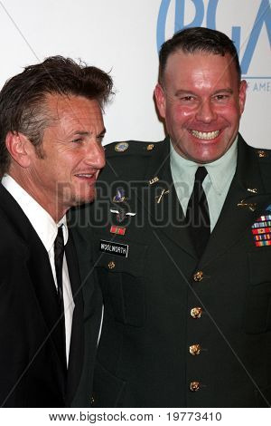 BEVERLY HILLS - JAN 22: Sean Penn; Brian Woolworth dorazí na 22 roční výrobci Guild Award
