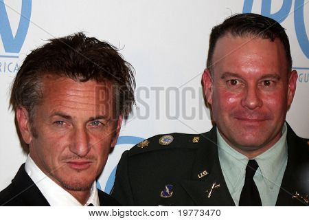BEVERLY HILLS - JAN 22: Sean Penn; Brian Woolworth dorazí na 22 roční výrobci Guild Award