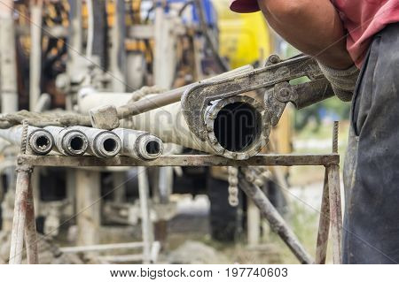 Install A Drilling Bit On The Drilling Rig