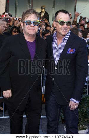 LOS ANGELES - 23 de JAN: Elton John y David Furnish llega en el estreno de 