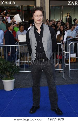 LOS ANGELES - 23 de JAN: James McAvoy llega en el estreno de 