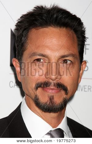 LOS ANGELES - 29 de JAN: Benjamin Bratt chega na Gala de abertura da Vale Performing Arts Center em C