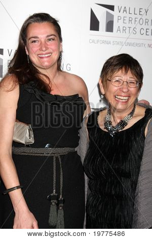LOS ANGELES - 29 jan: ถึงสถาปนิกคาร่าฮิลล์ (L) กับประธานาธิบดี CSUN Jolene Koester Vall