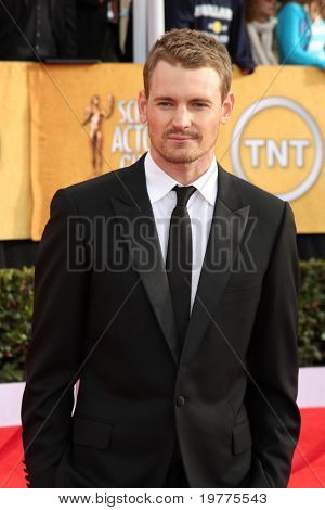 LOS ANGELES - JAN 30: Josh Pence ankommer til 2011 Screen Actors Guild Awards på Shrine Auditori