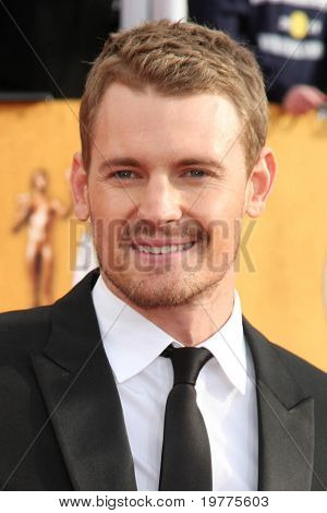 LOS ANGELES - JAN 30: Josh Pence ankommer til 2011 Screen Actors Guild Awards på Shrine Auditori