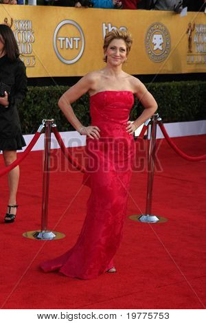 Los Angeles jan 30: Edie Falco kommt in der 2011 Screen Actors Guild am Schrein Auditori Awards