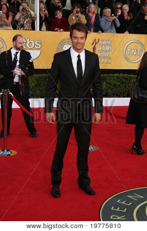 LOS ANGELES - JAN 30: Josh Duhamel megérkezik a 2011 Screen Actors Guild Awards-a szentély Audito