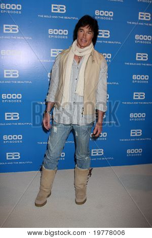 ลอสแองเจลิส - 7 feb: Ronn Moss ที่ฉลองดู 6000th ที่ตัวหนา & สวยที่ CBS Te