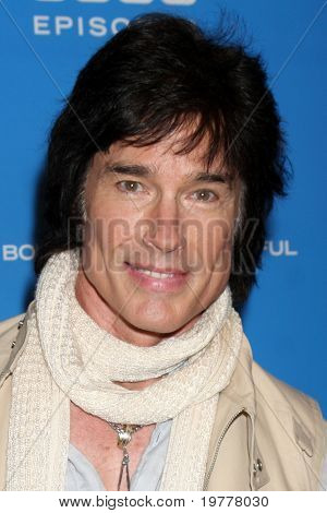 ลอสแองเจลิส - 7 feb: Ronn Moss ที่ฉลองดู 6000th ที่ตัวหนา & สวยที่ CBS Te