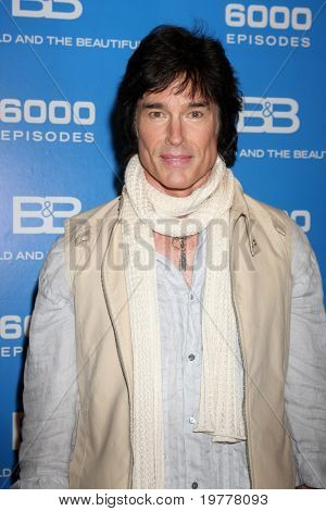ลอสแองเจลิส - 7 feb: Ronn Moss ที่ฉลองดู 6000th ที่ตัวหนา & สวยที่ CBS Te