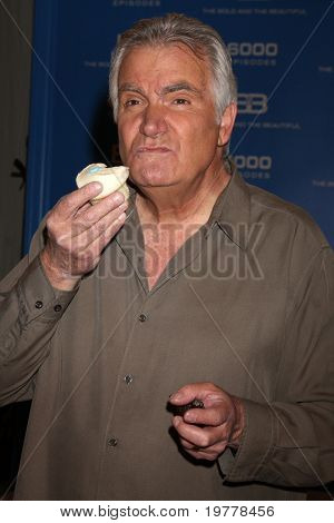 LOS ANGELES - FEB 7: John McCook na 6000th Show Celebration na odvážné & krásné na CBS 