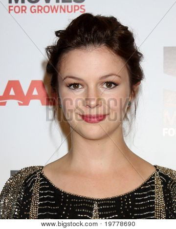 LOS ANGELES - FEB 7: Amber Tamblyn přijíždí na Gala 2011 AARP 