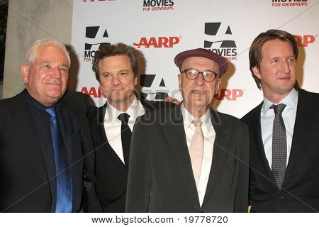 LOS ANGELES - FEB 7: L-R Undentified muž, Colin Firth, Geoffrey Rush, Tom Hooper dorazí na 201