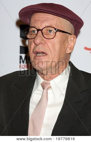 LOS ANGELES - FEB 7: Geoffrey Rush ankommer til 2011 AARP 