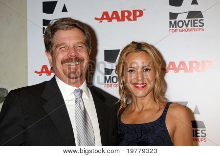 LOS ANGELES - FEB 7: John Wells, Maria Bello ankommer til 2011 AARP 