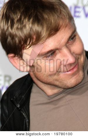 LOS ANGELES - FEB 8: Rick Schroeder přijíždí na premiéře 