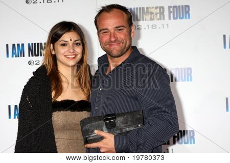 LOS ANGELES - 9 febbraio: David DeLuise, figlia Riley arriva presso la 