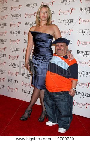 LOS ANGELES - FEB 10: Chelsea Handler, Chuy erreichen die Belvedere RED Special Edition Flasche Laun