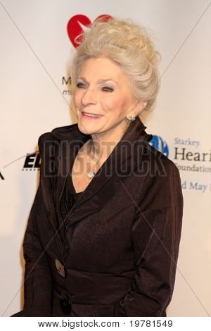 LOS ANGELES - FEB 11: Judy Collins arriva presso la Muiscares Gala Honoring Barbra Streisand a Conv