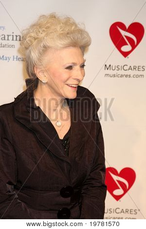 LOS ANGELES - FEB 11: Judy Collins arriva presso la Muiscares Gala Honoring Barbra Streisand a Conv