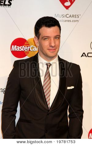 LOS ANGELES - FEB 11: JC Chasez kommt in die Muiscares Gala zu Ehren Barbra Streisand bei Conventi