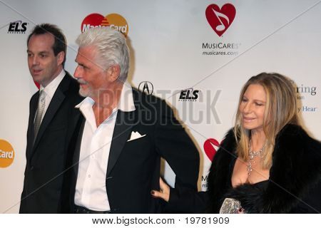 LOS ANGELES - 11 de FEB: James Brolin, Barbra Streisand llega a la Muiscares Gala homenaje a Barbra 