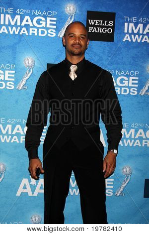 LOS ANGELES - FEB 12: Dondre T. Whitfield přijíždí na recepci nominace 2011 NAACP Image Awards 