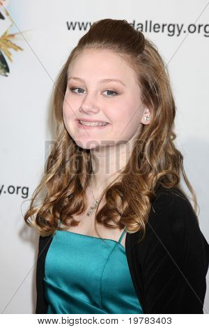 LOS ANGELES - FEB 10: Kendall Hollinger dorazí na Gala Los Angeles FAAN 2011 v El Rey divadlo