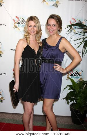 LOS ANGELES - FEB 10: Stephanie Gaschet & přítel dorazí na Gala 2011 FAAN Los Angeles v El R