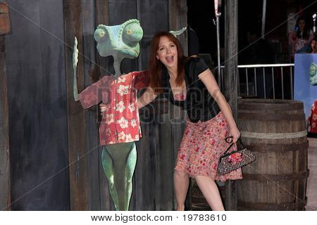LOS ANGELES - FEB 14: Amy Yasbeck arriva alla Premiere di Rango al Village Theater il 14 febbraio, 