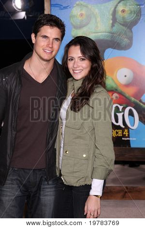 ลอสแองเจลิส - 14 feb: Robbie Amell ริชชี่เลียมาที่พรีเมียร์เหลือ Rango ที่โรงละครวิลเลจ o