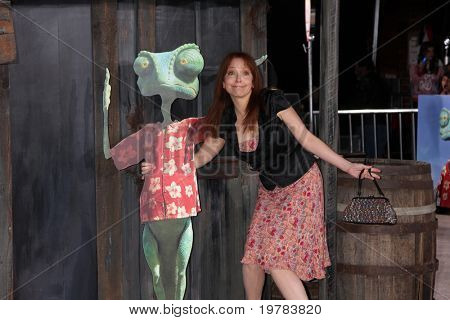 LOS ANGELES - FEB 14: Amy Yasbeck arriva alla Premiere di Rango al Village Theater il 14 febbraio, 