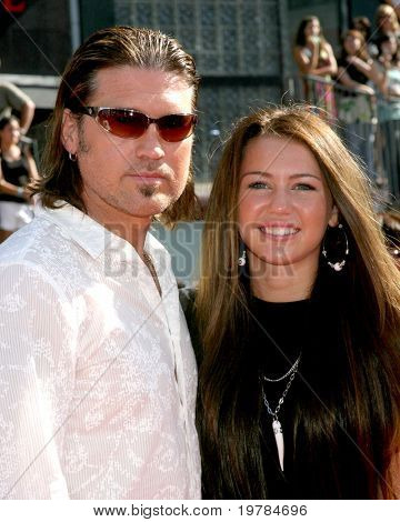LOS ANGELES - lug 8: Miley, e Billy Ray Cyrus arrivano a 