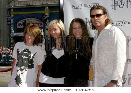 LOS ANGELES - lug 8: Bronson, Brandi, Miley e Billy Ray Cyrus arrivano a 