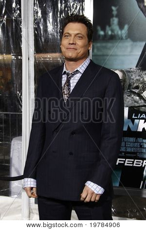 LOS ANGELES - 16 lutego: Holt McCallany przybywa na premierze 