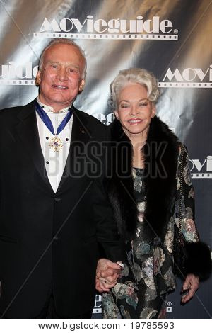 LOS ANGELES - 18 feb: อัลดริน Buzz & กฎหมายมาถึงที่ 19 ประจำปี Movieguide รางวัลงานที่ Unive