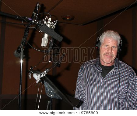 LOS ANGELES - FEB 18: Ron Perlman bei der Erfassung der Voiceovers für 