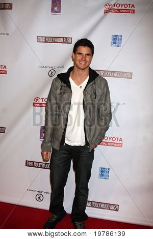 LOS ANGELES - 20 feb: มา Robbie Amell ถึงที่ 24 ชั่วโมงฮอลลีวูดวิ่งที่โรงละคร Ebell Februa