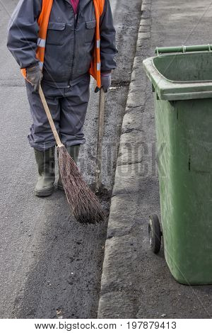 Road Sweeper With Brown  And Shovel
