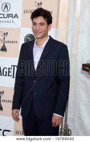 SANTA MONICA, CA - FEB 26: Josh Radnor dorazí na 2011 Film Independent Spirit Awards na B